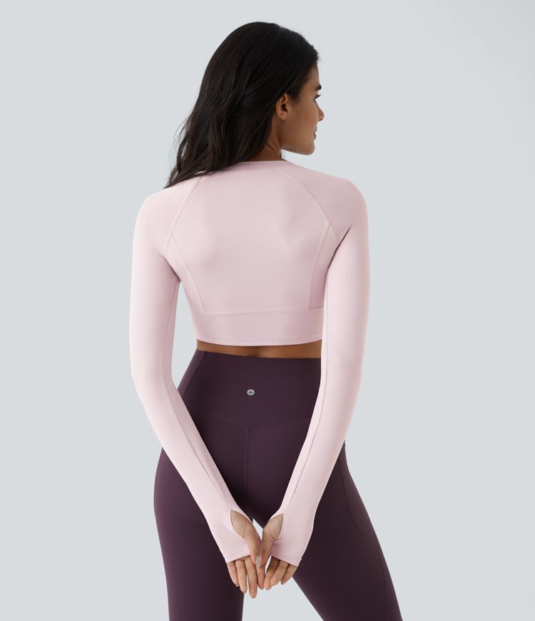 kurzes yoga-sporttop mit daumenlöchern