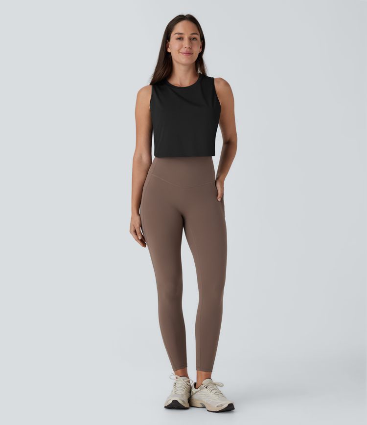 kurzes yoga-tanktop mit cut-out-crossover-saum