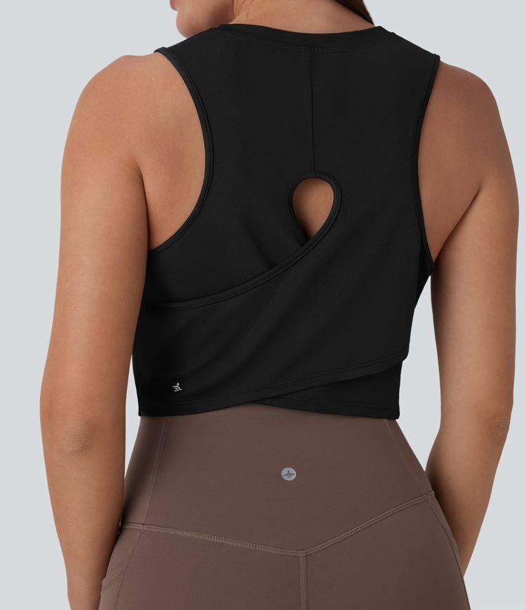 kurzes yoga-tanktop mit cut-out-crossover-saum